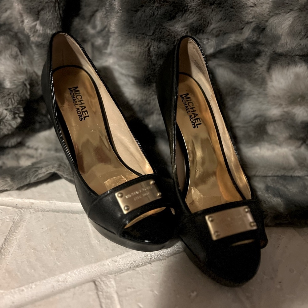 Classic black Michael KORS platform heels with gold logo tag
